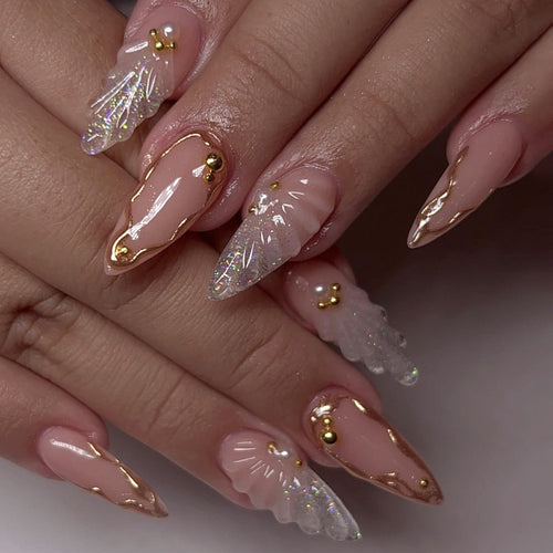Kunstvolle Stiletto-Nägel mit elegantem Goldverzierungs-Design Karnz