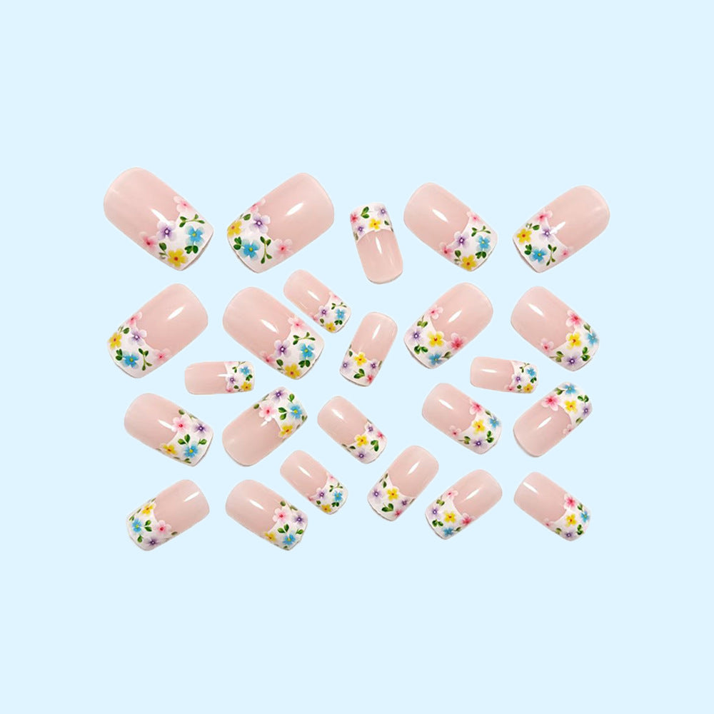 Kunstnägel mit floralen Designs und Hochglanzfinish Karnz