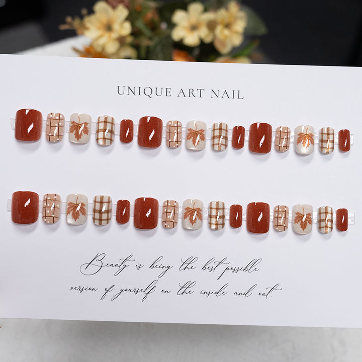 Saisonale Blattdesign Nagelkunst