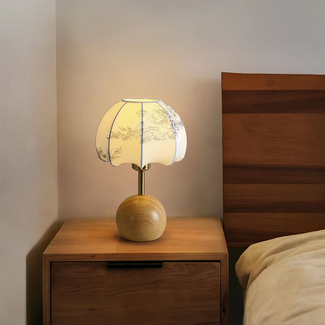 Elegante Tischlampe mit floralem Design