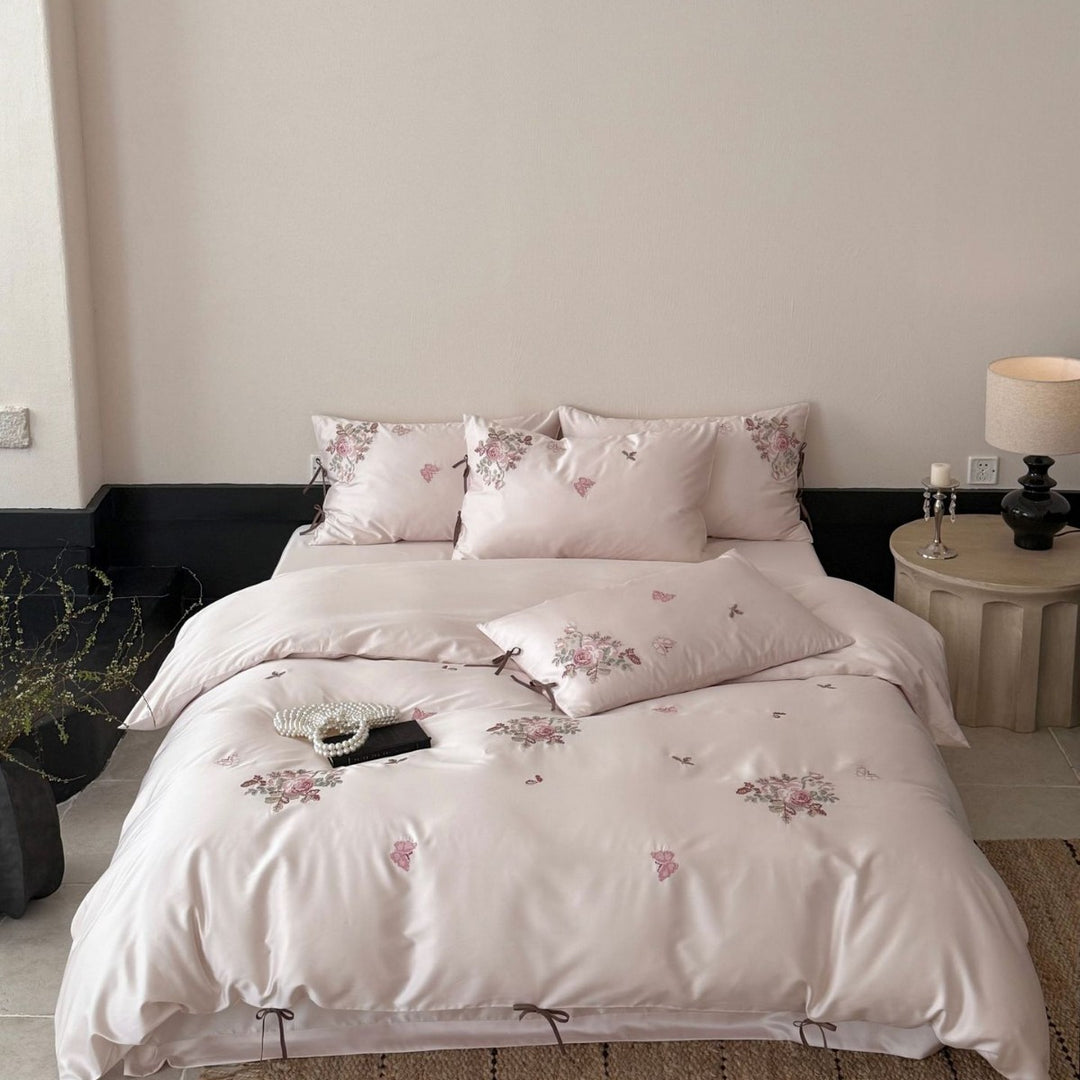 Seidig-mattes Satin-Bettwäscheset mit bestickten Rosenbouquets und Bindebändern