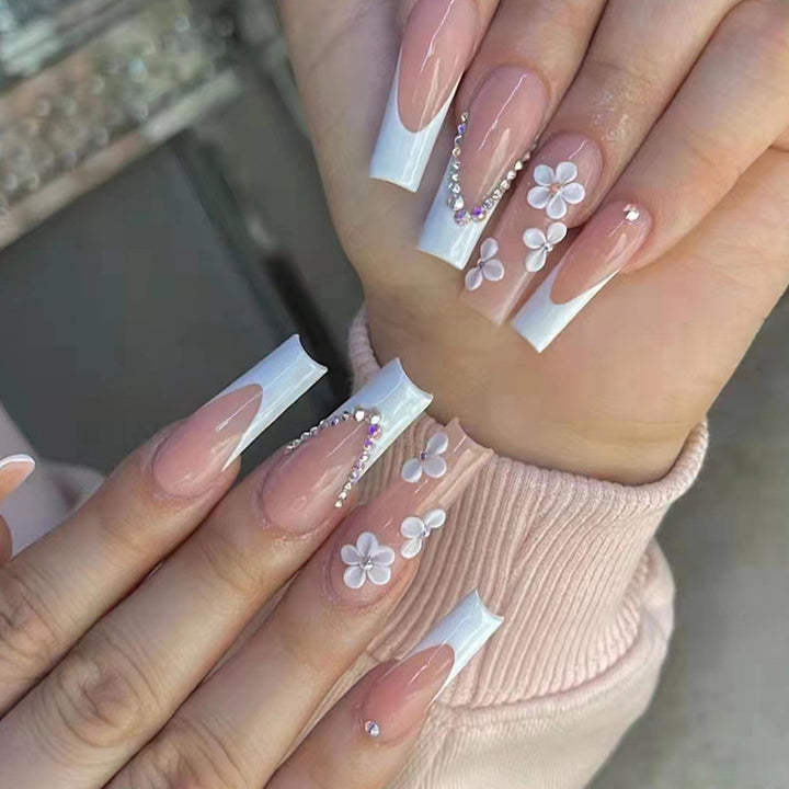 Kunstnagelset mit romantischen Blumendekoren und Glitzer-Akzenten Karnz
