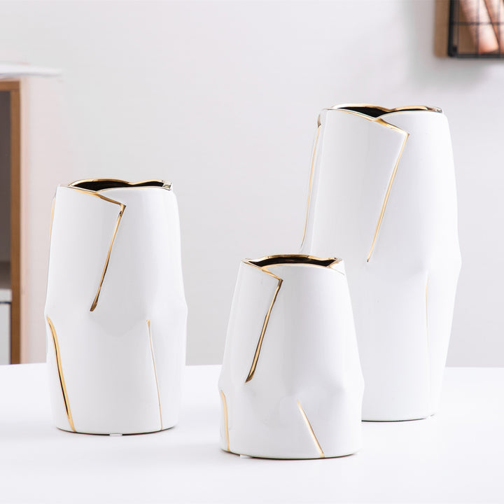 Dekorative Keramikvase mit goldener Akzentuierung Karnz