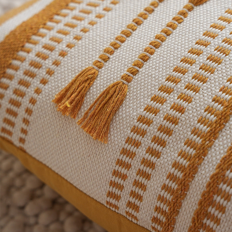 Strukturiertes quadratisches Zierkissen mit gehäkelter Borte und gestreifter Strickstruktur