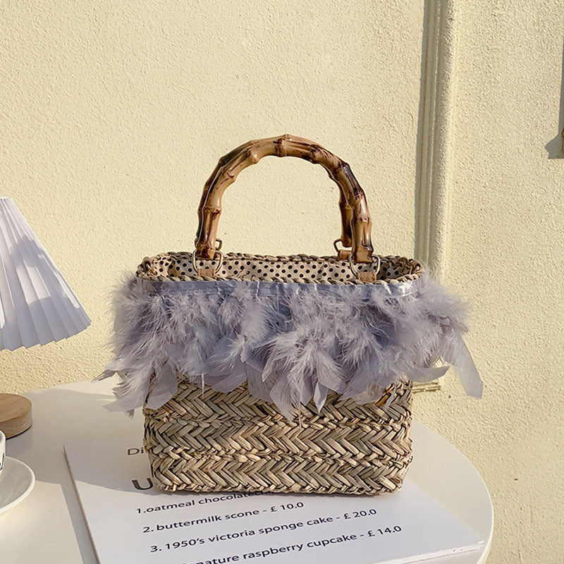 Damen Handtasche mit eleganter Federverzierung und strukturiertem Korbdesign Karnz