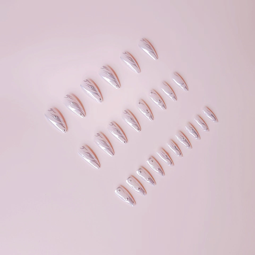 Kunstnagelset mit elegantem Wassertropfen-Design und 3D-Akzenten Karnz