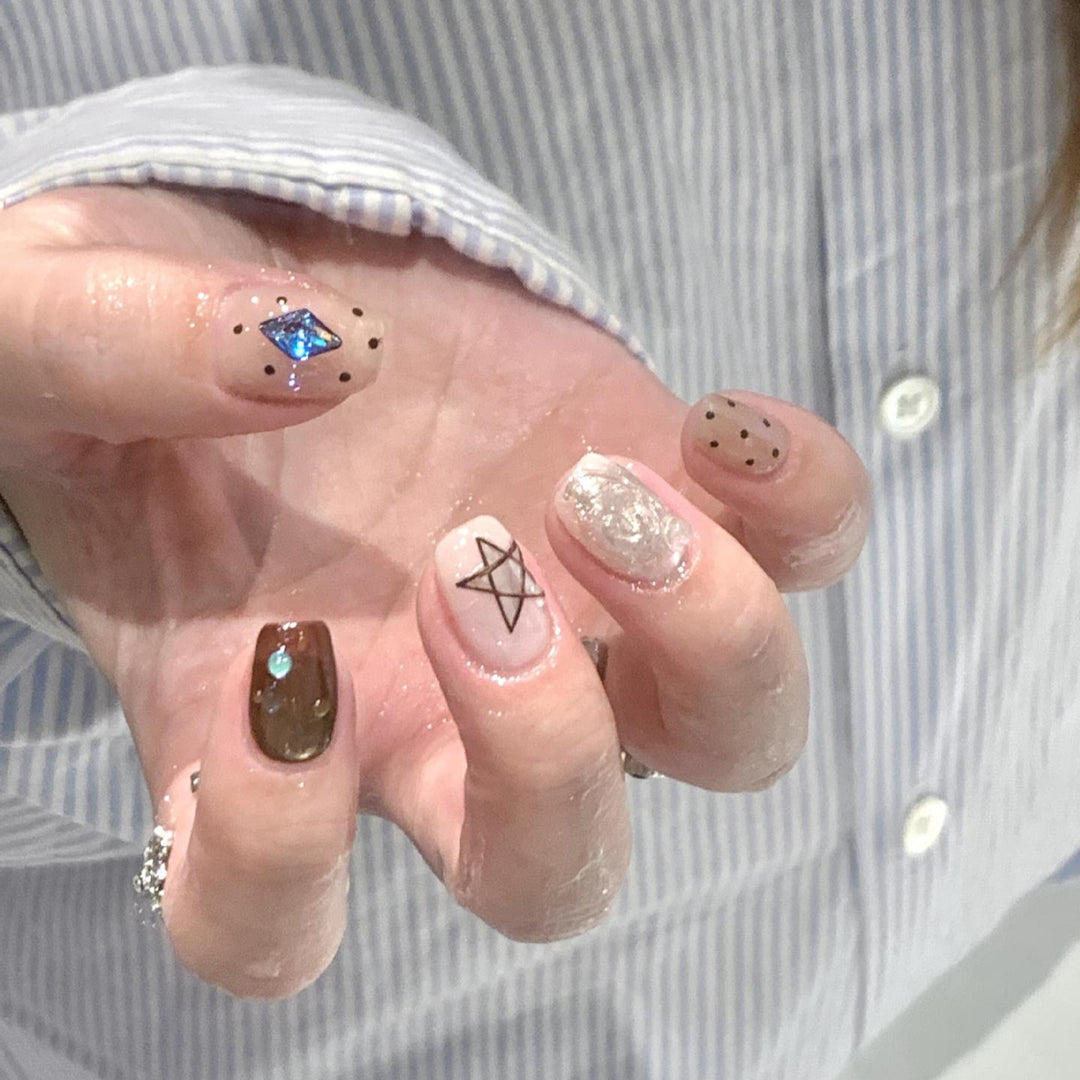 Kunstnagelset mit Kreativen Geometrischen und Funkelnden Akzenten Karnz