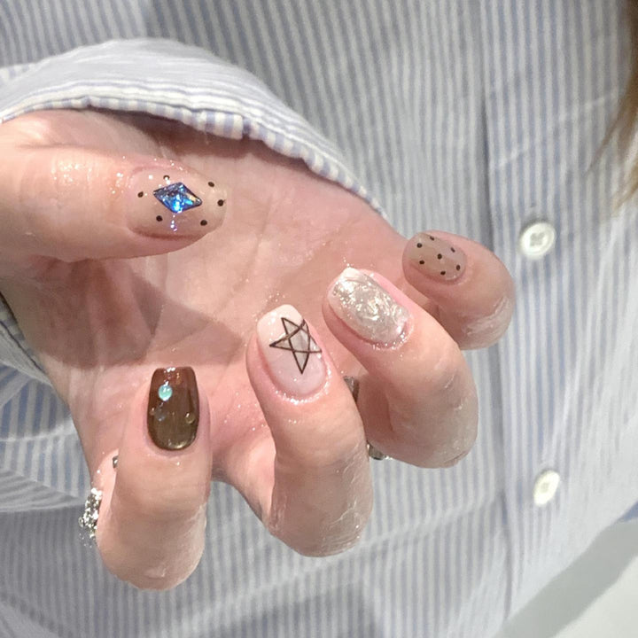 Kunstnagelset mit Kreativen Geometrischen und Funkelnden Akzenten Karnz