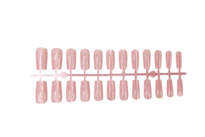 Kunstnagelset mit stilvollem Marmor-Design und Glitzerakzenten Karnz