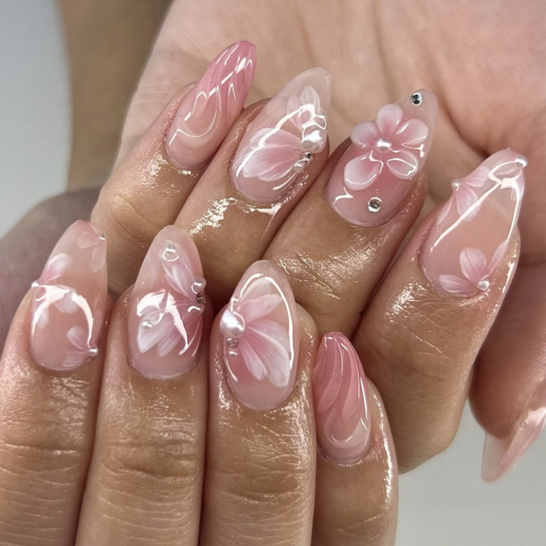 Kunstvolle Nagelverlängerungen mit floralem Design Karnz