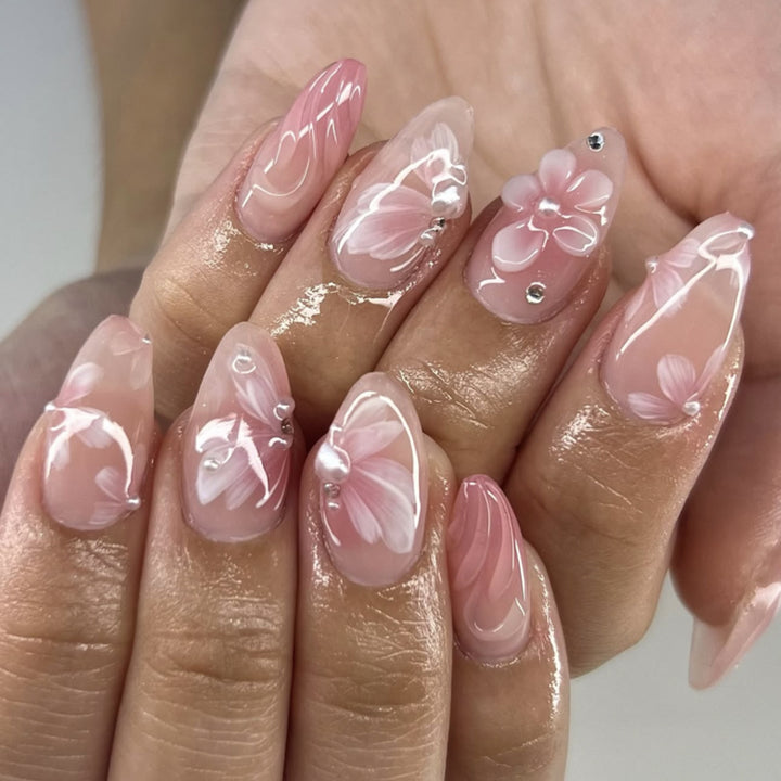 Kunstvolle Nagelverlängerungen mit floralem Design Karnz