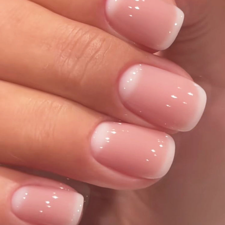 Premium Nagelkunst im eleganten French-Tip Design Karnz