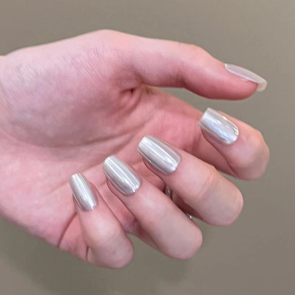 Künstliche Nagelkunst mit glänzender Oberfläche Karnz