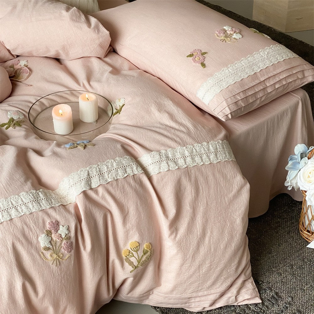 Romantisches Baumwoll‑Mako‑Bettwäsche‑Set mit dreidimensionaler Blumenstickerei, Spitzenborte und Kissenrolle