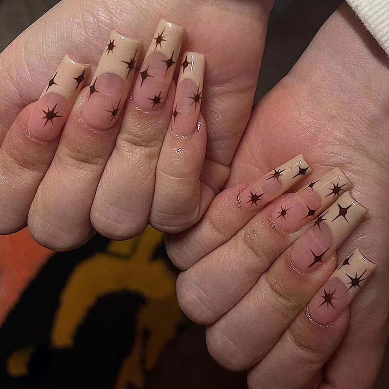 Kunstvolle Nagelverlängerungen mit elegantem Sternen-Design Karnz
