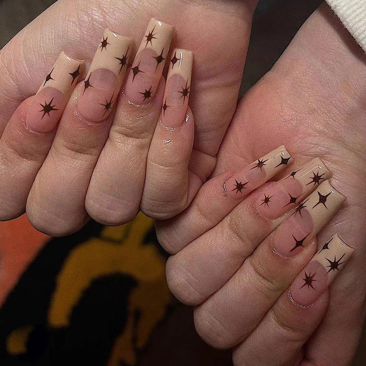 Kunstvolle Nagelverlängerungen mit elegantem Sternen-Design Karnz
