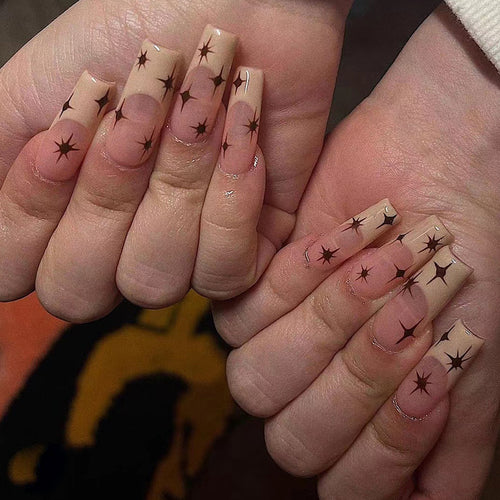 Kunstvolle Nagelverlängerungen mit elegantem Sternen-Design Karnz