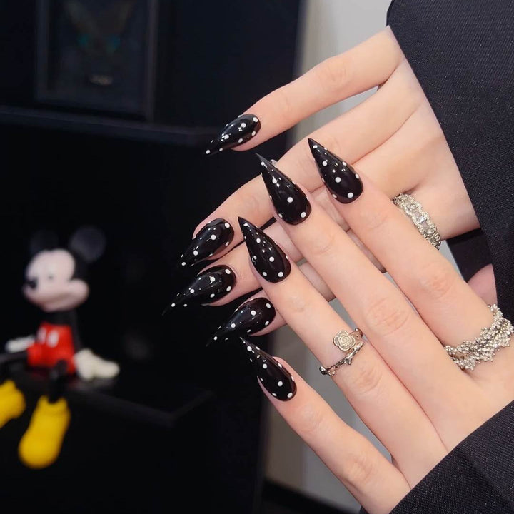 Spiked Stiletto Press-On Nail Set mit Schmuckakzenten