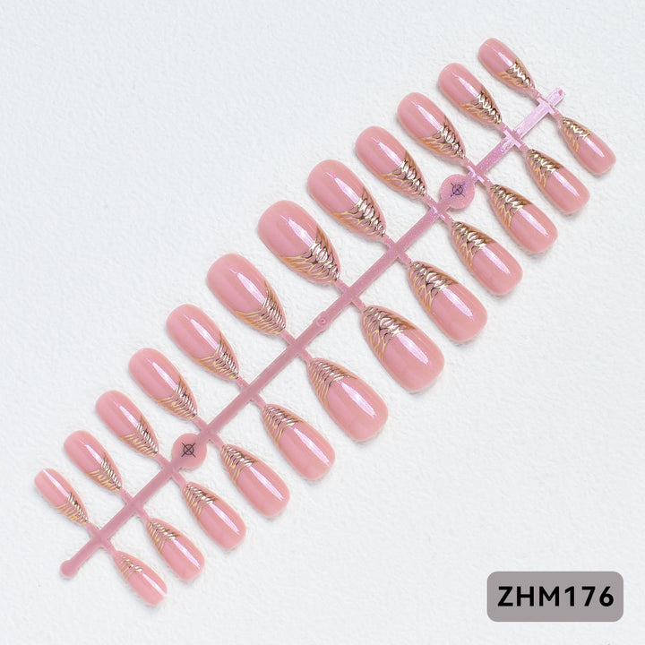 Elegante Press-On Nagelspitzen mit goldenen Details Karnz