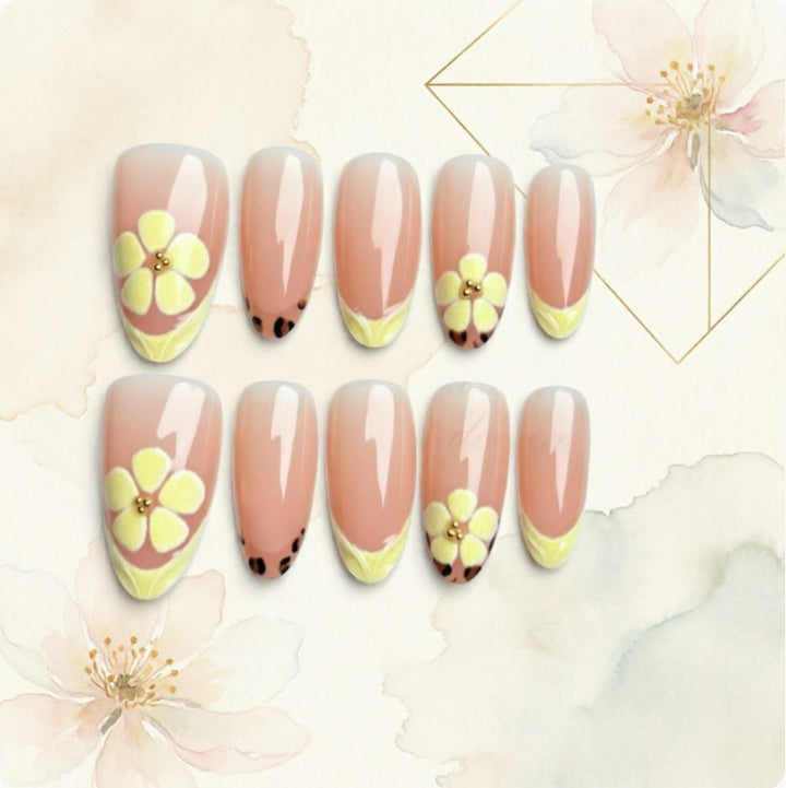 Kunstnegel mit Blumigem Motiv Karnz