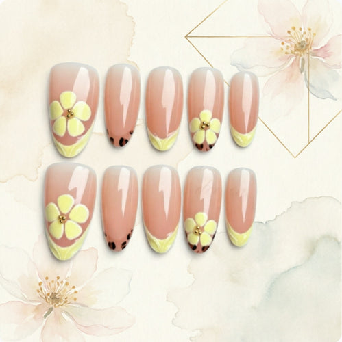 Kunstnegel mit Blumigem Motiv Karnz