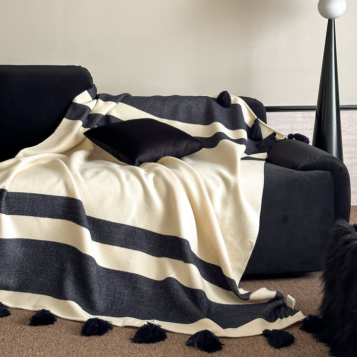 Weich gewebte Kuscheldecke mit Quasten und diagonalen Streifen