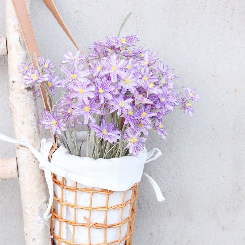 Vibrant künstlicher Blumenstrauß mit stilvoller Verpackung