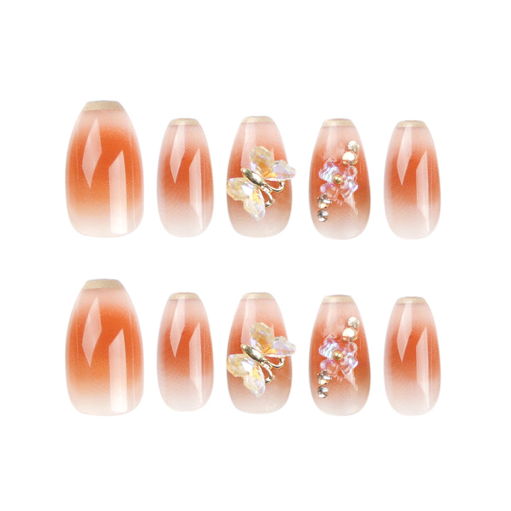 Kunstvolle Nagelverlängerungen mit filigranen Blumen- und Glitzerdetails Karnz