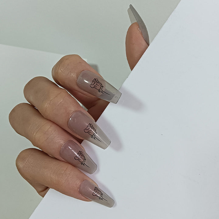 Kunstvolle Nagelspitzen mit Rosenmuster Karnz