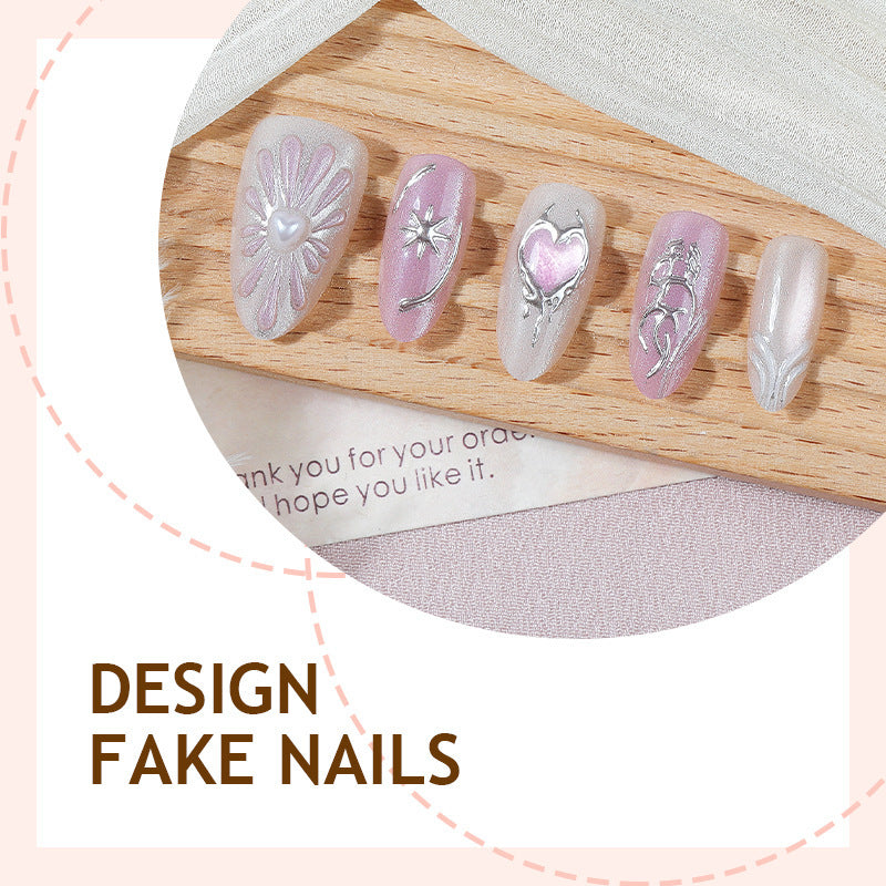 Künstliches Kunstnagelset mit floralen Akzenten und glitzernden Details Karnz