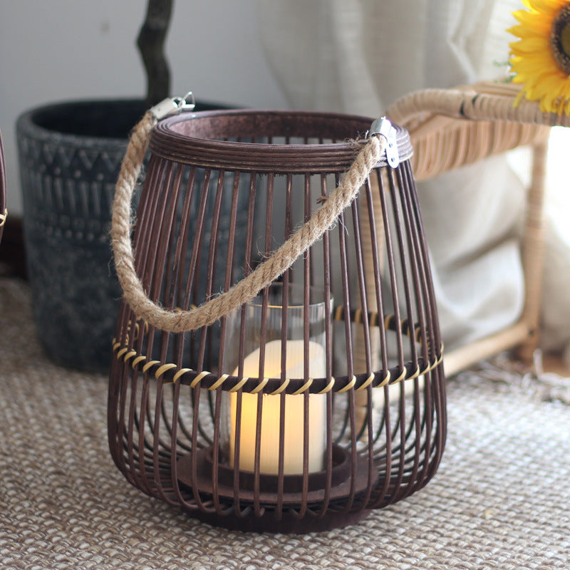 Stilvolle Laterne aus Rattan mit Holzgestell Karnz