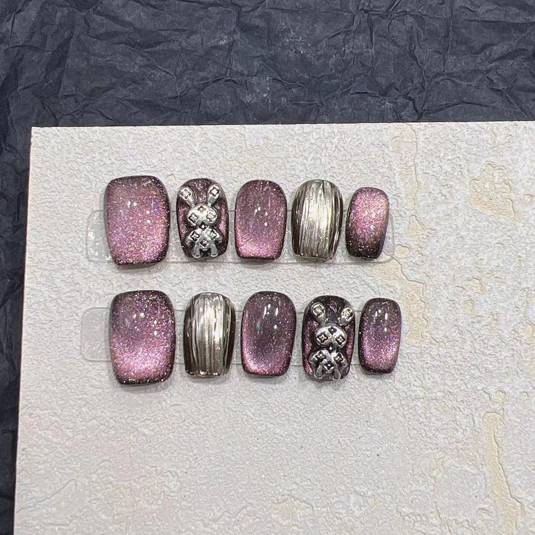 Glamouröses Press-On Nagelkunst Set mit eleganten metallischen Akzenten Karnz