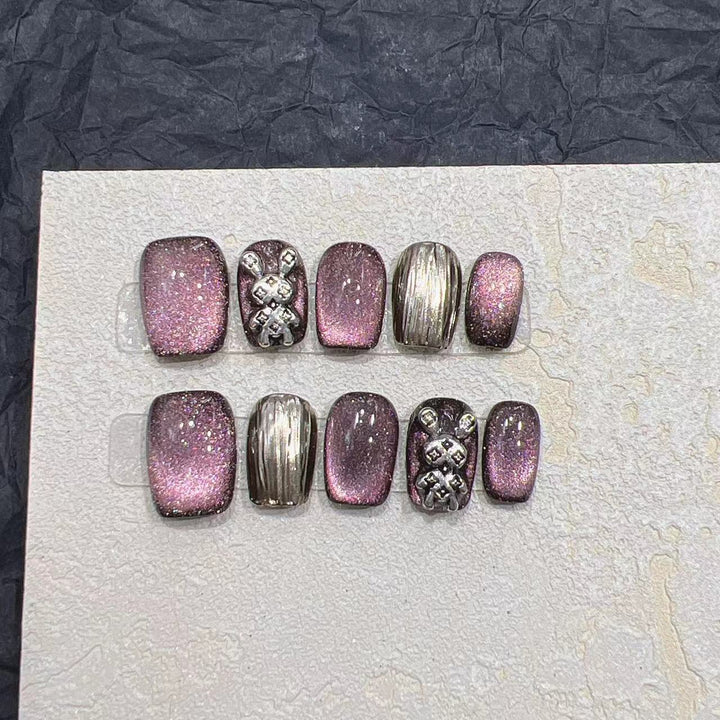 Glamouröses Press-On Nagelkunst Set mit eleganten metallischen Akzenten Karnz
