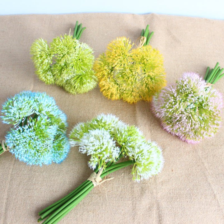 Lebensechte dekorative Blumenarrangement