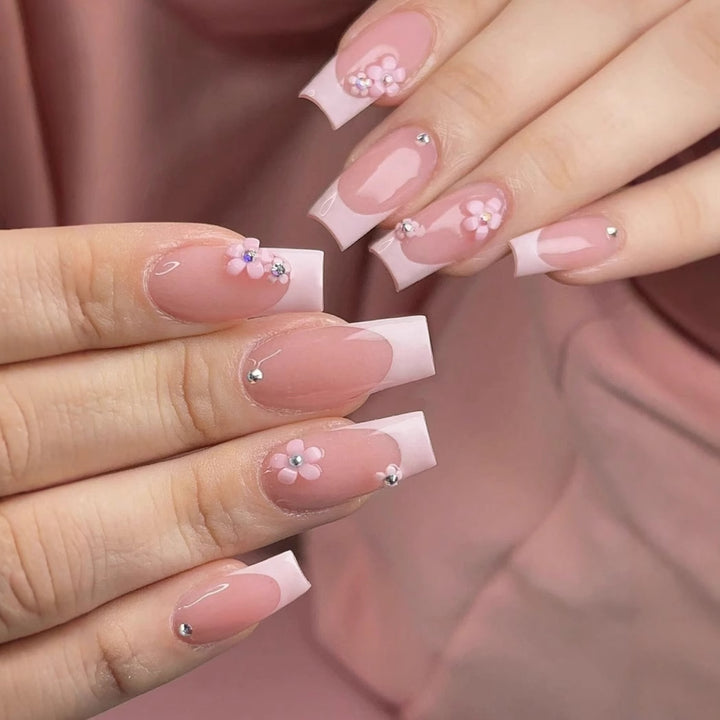 Kunstnagelset mit eleganten 3D-Blüten und glamourösen Strassakzenten Karnz