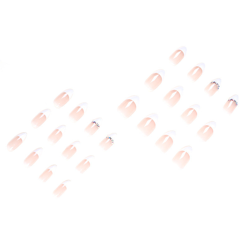 Stilvolle Nagelkunst mit Glitzer-Akzenten Karnz