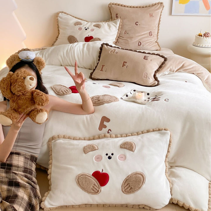 Kinder-Bettwäsche-Set mit Plüschwelpen, Vichy-Karo und Pompon-Bordüre