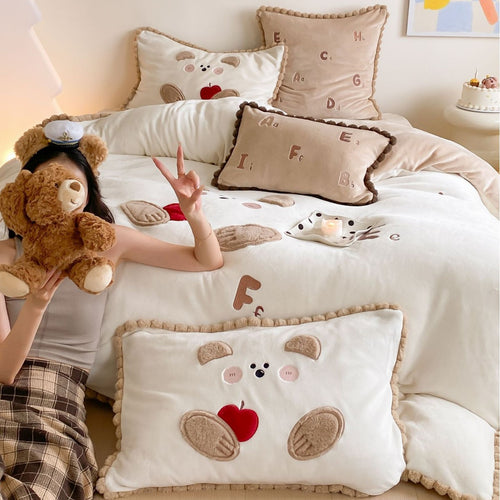Kinder-Bettwäsche-Set mit Plüschwelpen, Vichy-Karo und Pompon-Bordüre