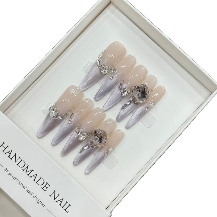 Künstlerische Stiletto Press-On Nägel mit eleganten Edelsteinakzenten