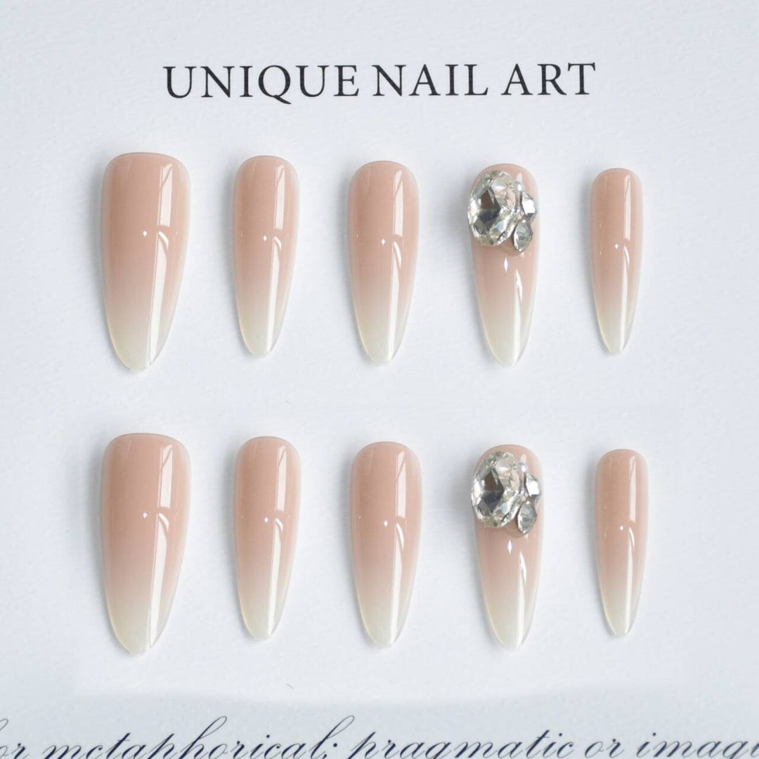 Dekorative mit Strass verzierten Stiletto-Nagelverlängerungen Karnz
