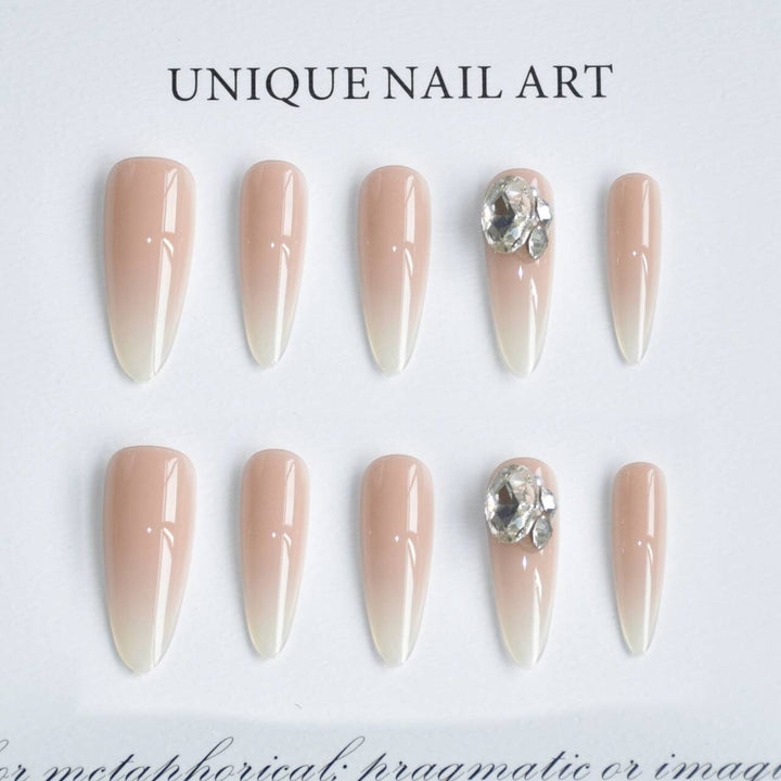 Dekorative mit Strass verzierten Stiletto-Nagelverlängerungen Karnz