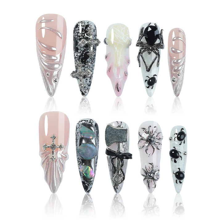 Kreatives Kunstnagelset mit Halloween-Motiven und filigranen Details Karnz
