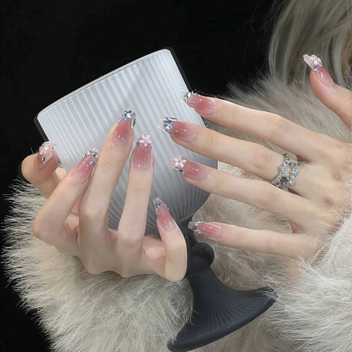 Kunstnagelset mit glamourösen 3D-Verzierungen und schimmernden Akzenten Karnz
