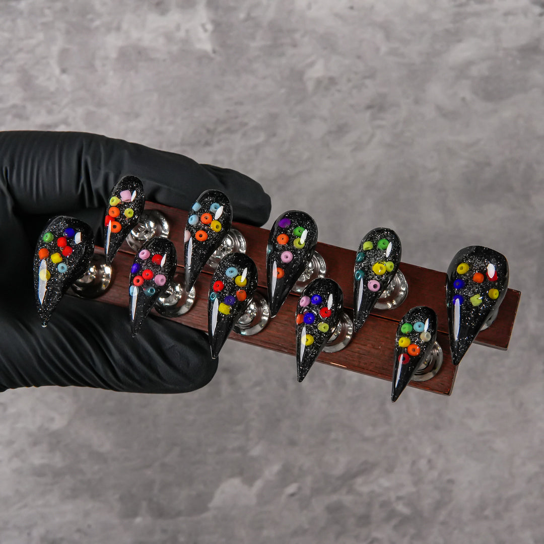 Künstlerisches Press-On-Nagelset mit buntem Sequin-Design