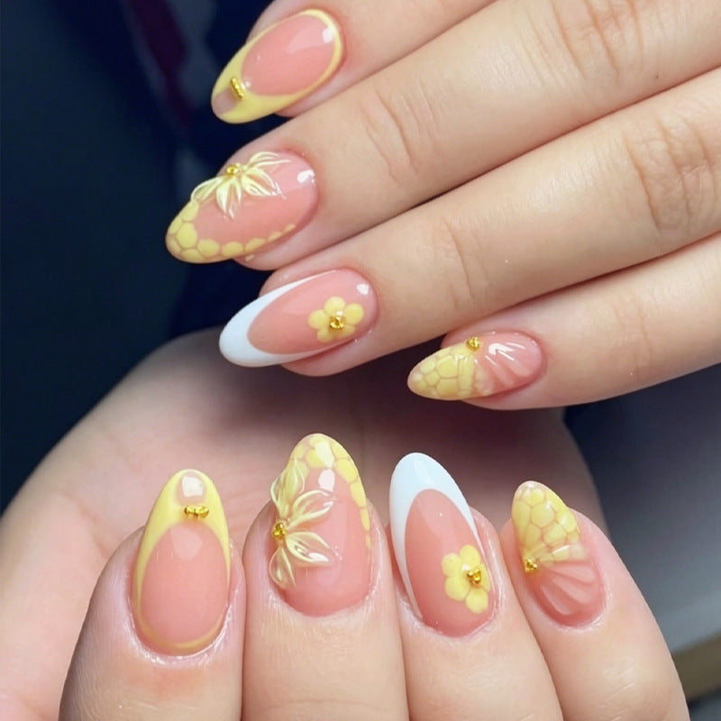 Kunstnagelset mit verspielten Blütenverzierungen Karnz