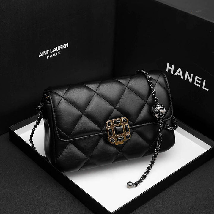 Gepolsterte Abend-Clutch mit dekorativer Kette