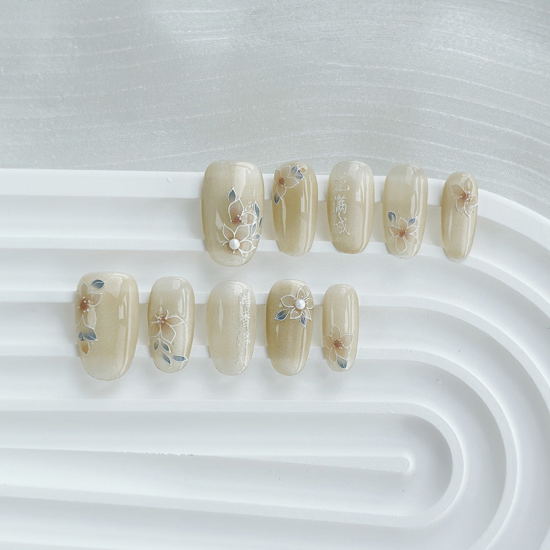 Künstlerisches Press-On Nagelkunstset mit Herz- und himmlischen Designs
