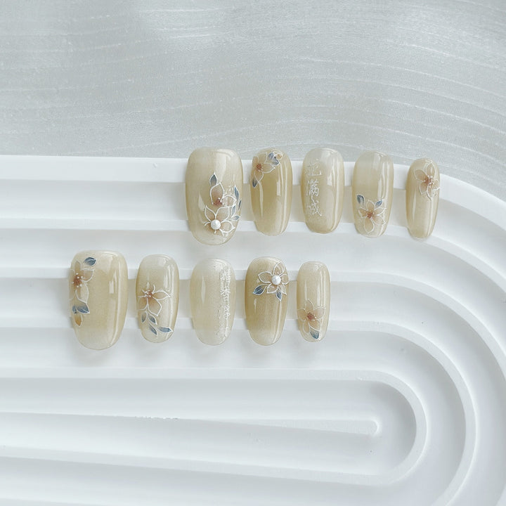 Künstlerisches Press-On Nagelkunstset mit Herz- und himmlischen Designs
