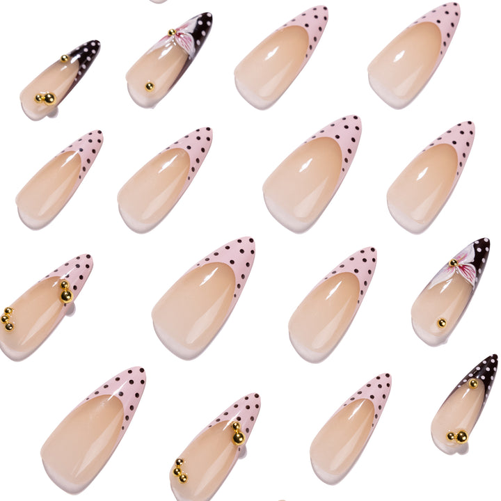 Kunstvolle Stiletto-Nägel mit floralen Akzenten und Glitzer Karnz