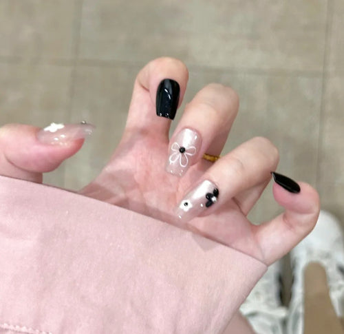 Künstlerische Blumen- und minimalistische Fingernägel zum Aufkleben Karnz